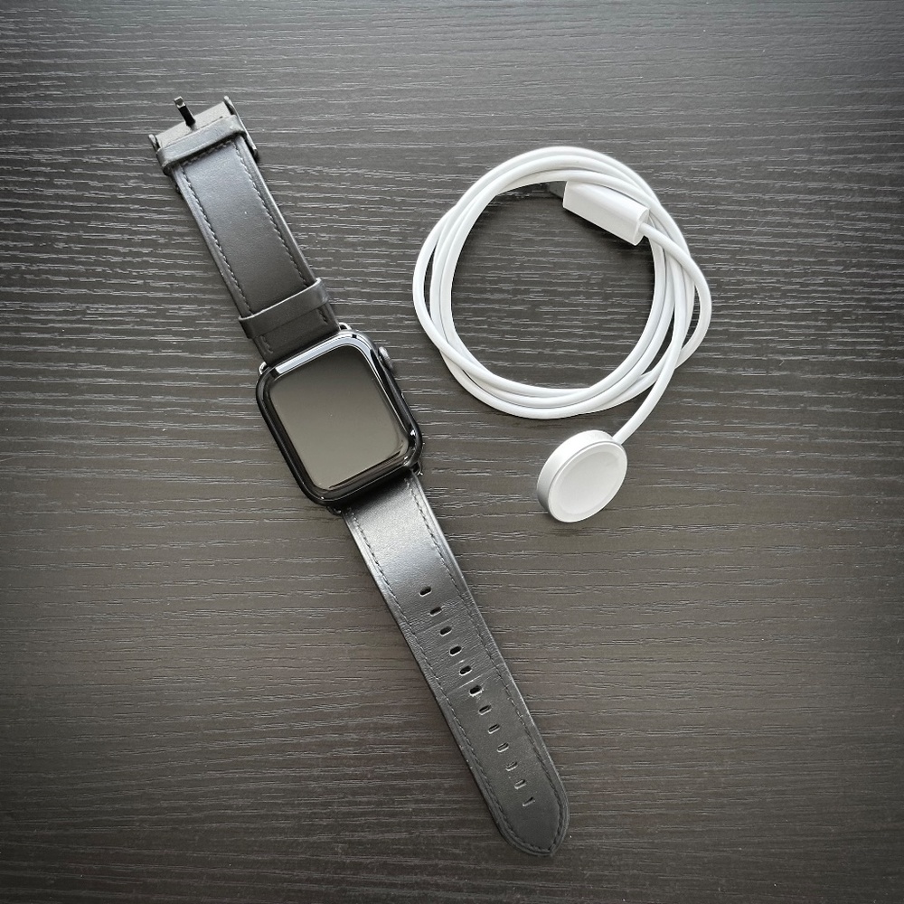 Apple Watch Series 8 / 45mm / Midnight Aluminum / Cellular / Leather Band